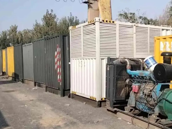 三乡镇200KW柴油发电机机组每小时油耗是多少？